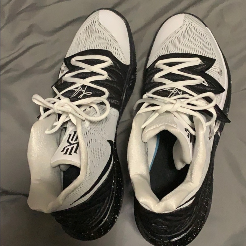 Kyrie 5’s basketball shoes - Picture 2 of 2